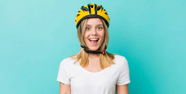 Vacker Blond Kvinna Ser Glad Och Positivt Överraskad Cykelkoncept — Stockfoto