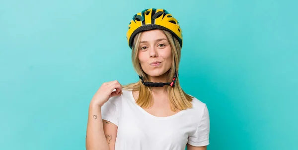 Vacker Blond Kvinna Ser Arrogant Framgångsrik Positiv Och Stolt Cykelkoncept — Stockfoto