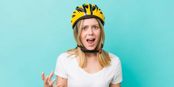 Vacker Blond Kvinna Som Ser Arg Irriterad Och Frustrerad Cykelkoncept — Stockfoto