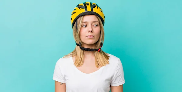 Vacker Blond Kvinna Profil Visa Tänkande Inbillning Eller Dagdrömma Cykelkoncept — Stockfoto