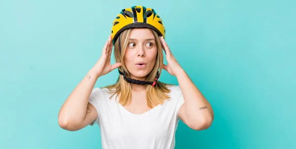 Bonita Mujer Rubia Sintiéndose Feliz Emocionada Sorprendida Concepto Bicicleta — Foto de Stock