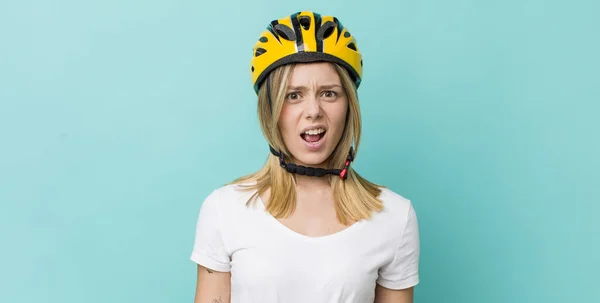 Vacker Blond Kvinna Känner Sig Förbryllad Och Förvirrad Cykelkoncept — Stockfoto