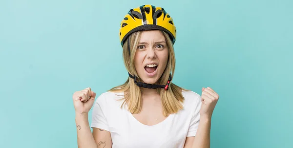 Vacker Blond Kvinna Skriker Aggressivt Med Ett Argt Uttryck Cykelkoncept — Stockfoto