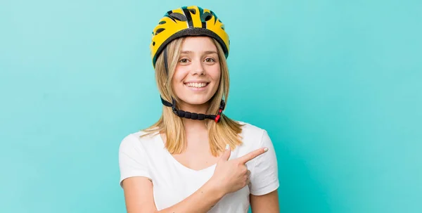 Vacker Blond Kvinna Ser Upphetsad Och Förvånad Pekar Sidan Cykelkoncept — Stockfoto