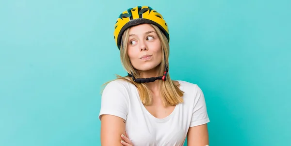 Vacker Blond Kvinna Skakar Känner Sig Förvirrad Och Osäker Cykelkoncept — Stockfoto