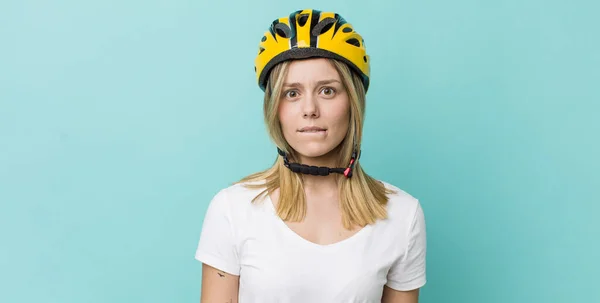 Vacker Blond Kvinna Ser Förbryllad Och Förvirrad Cykelkoncept — Stockfoto
