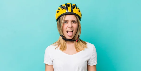 Vacker Blond Kvinna Känner Äcklad Och Irriterad Och Tungan Cykelkoncept — Stockfoto