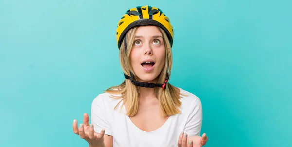 Vacker Blond Kvinna Ser Desperat Frustrerad Och Stressad Cykelkoncept — Stockfoto