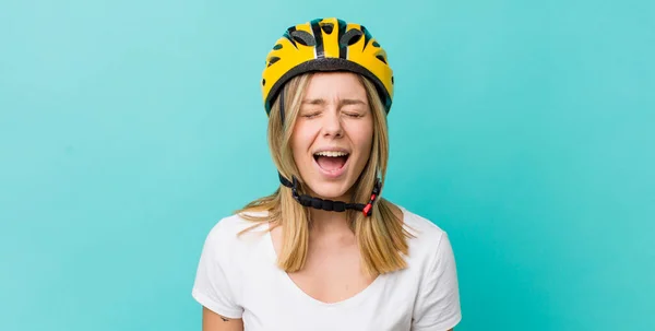Ładna Blondynka Krzyczy Agresywnie Wyglądając Wściekłą Koncepcja Roweru — Zdjęcie stockowe