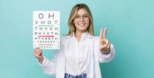 Bonita Mujer Rubia Sonriendo Luciendo Feliz Señalando Victoria Paz Concepto —  Fotos de Stock