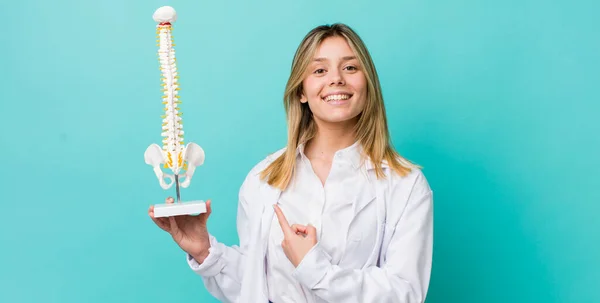 Bonita Mujer Rubia Sonriendo Alegremente Sintiéndose Feliz Señalando Lado Concepto —  Fotos de Stock