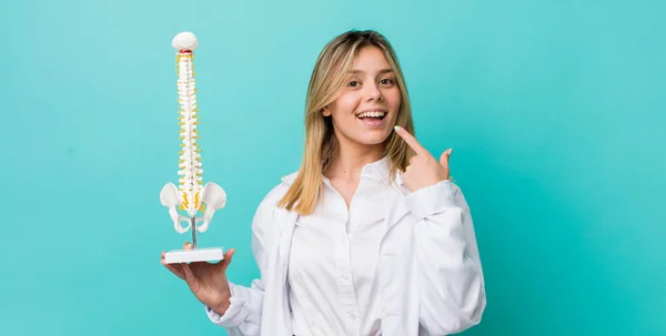 Bonita Mujer Rubia Sonriendo Con Confianza Apuntando Propia Sonrisa Amplia —  Fotos de Stock