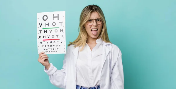 Bonita Mujer Rubia Sintiéndose Disgustada Irritada Lengua Hacia Fuera Concepto —  Fotos de Stock