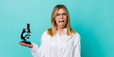 Güzel, sarışın, neşeli ve asi tavırlı, şaka yapan ve dilini dışarı çıkaran bir kadın. Bilim adamı ve mikroskop kavramı