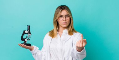 Güzel sarışın kadın kızgın, sinirli, asi ve agresif hissediyor. Bilim adamı ve mikroskop kavramı