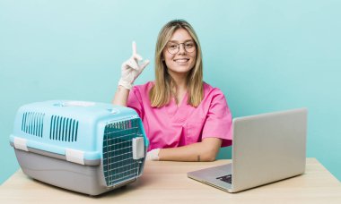 Güzel sarışın kadın bir fikri fark ettikten sonra mutlu ve heyecanlı bir dahi gibi hissediyor. Veterinerlik kavramı