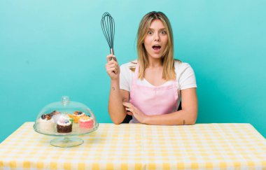 Güzel sarışın kadın çok şaşırmış ya da şaşkın görünüyor. Ev yapımı kek konsepti