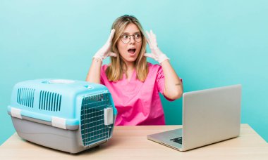 Güzel sarışın kadın mutlu, heyecanlı ve şaşırmış hissediyor. Veterinerlik kavramı