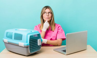 Güzel sarışın kadın düşünüyor, kuşkulu ve şaşkın hissediyor. Veterinerlik kavramı