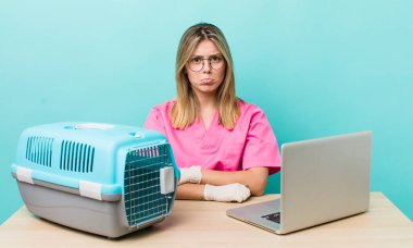 Güzel sarışın kadın üzgün ve mızmız, mutsuz bir bakışla ağlıyor. Veterinerlik kavramı