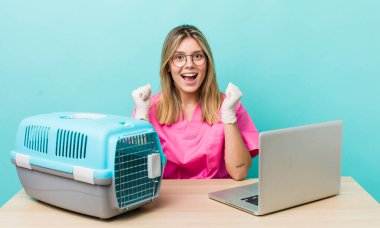 Güzel sarışın kadın şokta, gülüyor ve başarıyı kutluyor. Veterinerlik kavramı