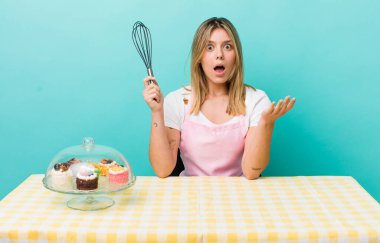 Güzel sarışın kadın inanılmaz bir sürprizle şaşkına döndü ve hayrete düştü. Ev yapımı kek konsepti