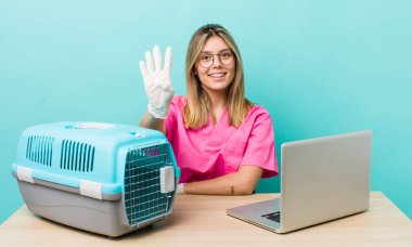 Güzel sarışın kadın gülümsüyor ve arkadaş canlısı görünüyor, dört numarayı gösteriyor. Veterinerlik kavramı