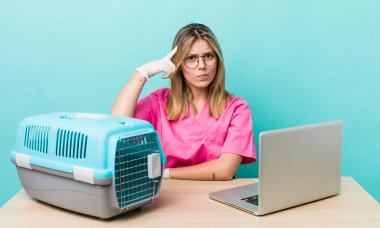 Güzel sarışın kadın şaşkın ve şaşkın hissediyor, deli olduğunu gösteriyor. Veterinerlik kavramı