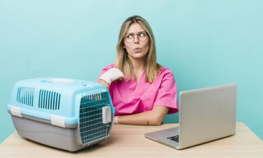 Güzel sarışın kadın stresli, endişeli, yorgun ve hayal kırıklığına uğramış hissediyor. Veterinerlik kavramı