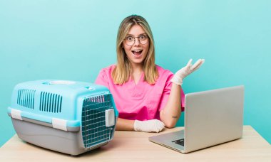 Güzel sarışın kadın kendini mutlu hissediyor, bir çözüm ya da fikir bulduğuna şaşırıyor. Veterinerlik kavramı