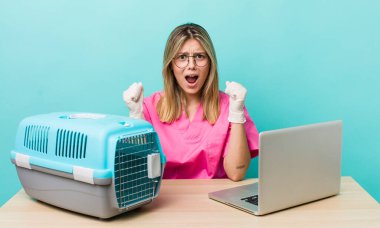 Güzel sarışın kadın sinirli bir ifadeyle agresif bir şekilde bağırıyor. Veterinerlik kavramı