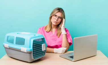 Güzel sarışın kadın bıkkın, bıkkın ve yorucu bir geceden sonra uykulu hissediyor. Veterinerlik kavramı