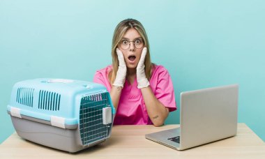 Güzel sarışın kadın şok olmuş ve korkmuş hissediyor. Veterinerlik kavramı