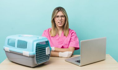 Güzel sarışın kadın şaşkın ve şaşkın hissediyor. Veterinerlik kavramı