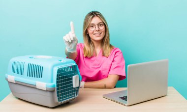 Güzel sarışın kadın gururla gülümsüyor ve kendinden emin bir numara oluyor. Veterinerlik kavramı