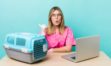 Güzel sarışın kadın inançsızlıktan şaşkın şaşkın bakıyor. Veterinerlik kavramı