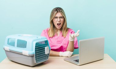 Güzel sarışın kadın sinirli, sinirli ve sinirli görünüyor. Veterinerlik kavramı