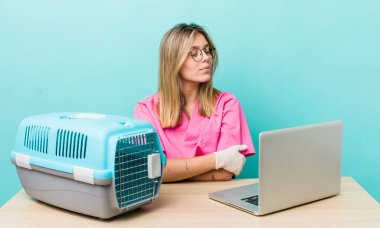 Profil görünümlü güzel sarışın kadın hayal mi kuruyor, hayal mi kuruyor yoksa hayal mi kuruyor? Veterinerlik kavramı