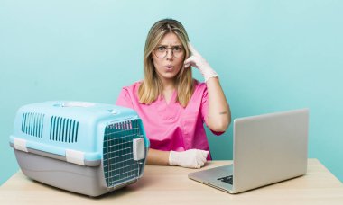 Güzel sarışın kadın şaşırmış görünüyor, yeni bir düşünce, fikir ya da konsept fark ediyor. Veterinerlik kavramı