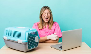 Güzel sarışın kadın agresif bir şekilde bağırıyor, çok kızgın görünüyor. Veterinerlik kavramı