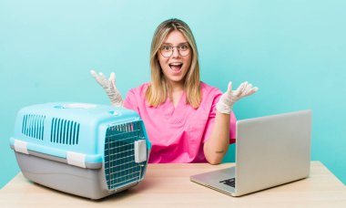 Güzel sarışın kadın şok olmuş ve şaşırmış hissediyor. Veterinerlik kavramı