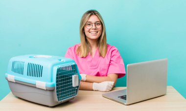 Güzel sarışın kadın mutlu ve hoş bir şekilde şaşırmış görünüyor. Veterinerlik kavramı