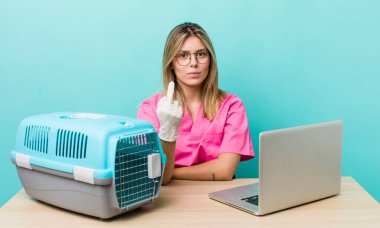 Güzel sarışın kadın kızgın, sinirli, asi ve agresif hissediyor. Veterinerlik kavramı