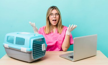 Güzel sarışın kadın inanılmaz bir sürprizle şaşkına döndü ve hayrete düştü. Veterinerlik kavramı