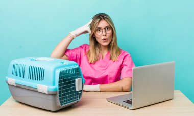 Güzel sarışın kadın mutlu, şaşkın ve şaşırmış görünüyor. Veterinerlik kavramı