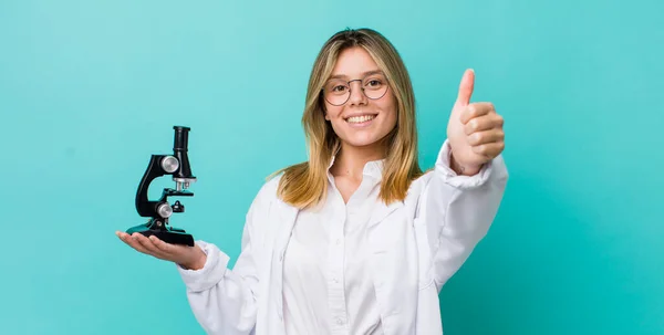 Mulher Loira Bonita Sentindo Orgulhoso Sorrindo Positivamente Com Polegares Para — Fotografia de Stock