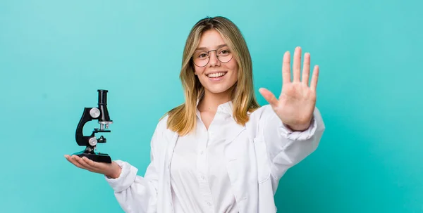 Bella Donna Bionda Sorridente Amichevole Mostrando Numero Cinque Concetto Scienza — Foto Stock