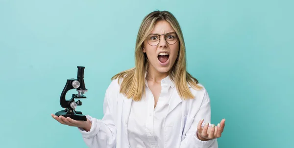 Güzel Sarışın Kadın Sinirli Sinirli Sinirli Görünüyor Bilim Adamı Mikroskop — Stok fotoğraf