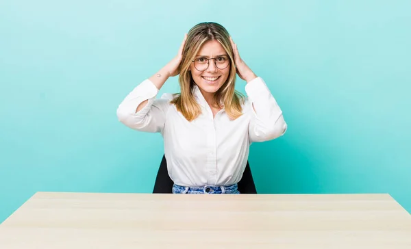 Bella Donna Bionda Sensazione Stress Ansia Paura Con Mani Sulla — Foto Stock