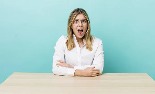 Mujer Rubia Bonita Mirando Muy Sorprendido Sorprendido Concepto Negocio Escritorio — Foto de Stock